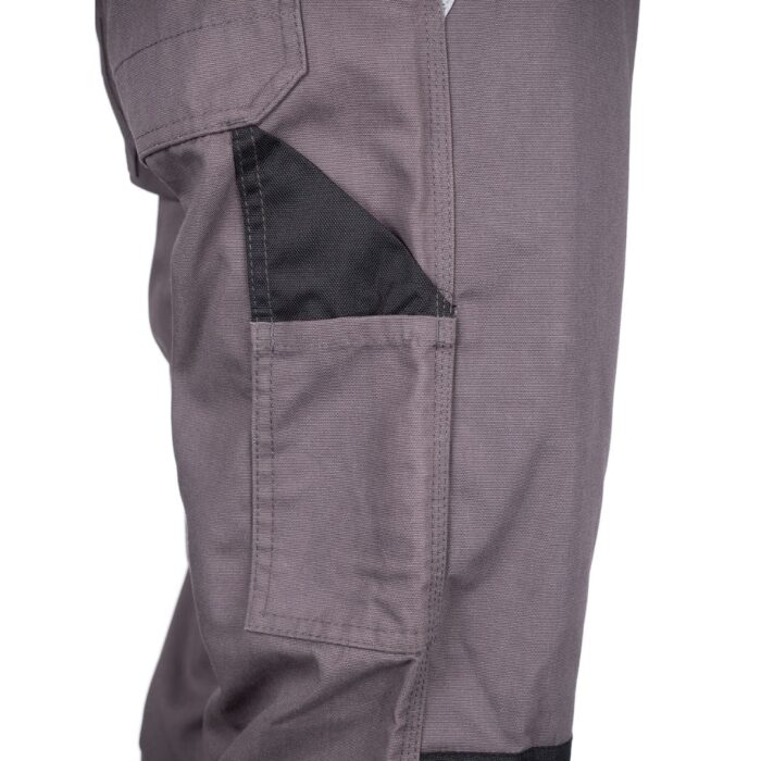 BHGRAU S 6 TMG® Arbeitshose Bundhose Style Herren grau-schwarz EU64 [fusion_button link="https://arbeitsschutz-riethmueller.de/bedruckungen/" title="" target="_self" link_attributes="" alignment_medium="" alignment_small="" alignment="left" modal="" hide_on_mobile="small-visibility,medium-visibility,large-visibility" sticky_display="normal,sticky" class="bedruckung-info-button" id="" color="custom" button_gradient_top_color_hover="var(--awb-color6)" hue="" saturation="" lightness="" alpha="" button_gradient_top_color="" button_gradient_bottom_color_hover="var(--awb-color6)" button_gradient_bottom_color="" gradient_start_position="" gradient_end_position="" gradient_type="" radial_direction="" linear_angle="180" accent_hover_color="var(--awb-color5)" accent_color="" type="" bevel_color="" bevel_color_hover="" border_top="" border_right="" border_bottom="" border_left="" border_radius_top_left="10" border_radius_top_right="10" border_radius_bottom_right="10" border_radius_bottom_left="10" border_hover_color="" border_color="" size="large" padding_top="" padding_right="" padding_bottom="" padding_left="" fusion_font_family_button_font="" fusion_font_variant_button_font="" font_size="16px" line_height="" letter_spacing="" text_transform="" stretch="default" margin_top="" margin_right="" margin_bottom="15px" margin_left="" icon="fa-stamp fas" icon_position="left" icon_divider="yes" hover_transition="none" animation_type="fade" animation_direction="down" animation_color="" animation_speed="1.0" animation_delay="0.0" animation_offset="top-into-view"]Bedruckung möglich! Jetzt anfragen![/fusion_button] <a href="#preise-bedruckung">Preise für die Bedruckung ansehen.</a> <strong>Weitere Farben:</strong> <a href="https://arbeitsschutz-riethmueller.de/produkt/arbeitsbundhose-navy-schwarz/"><img class="alignnone wp-image-3859" src="https://arbeitsschutz-riethmueller.de/wp-content/uploads/2023/11/BHNS.jpg" alt="" width="80" height="80" /></a> <a href="https://arbeitsschutz-riethmueller.de/produkt/arbeitsbundhose-khaki-schwarz/"><img class="alignnone wp-image-3856" src="https://arbeitsschutz-riethmueller.de/wp-content/uploads/2023/11/BHKS.jpg" alt="" width="80" height="80" /></a> <a href="https://arbeitsschutz-riethmueller.de/produkt/arbeitsbundhose-gruen-schwarz/"><img class="alignnone wp-image-3840" src="https://arbeitsschutz-riethmueller.de/wp-content/uploads/2023/11/BHGRUEN-S.jpg" alt="" width="80" height="80" /></a> <a href="https://arbeitsschutz-riethmueller.de/produkt/arbeitsbundhose-weiss/"><img class="alignnone wp-image-3819" src="https://arbeitsschutz-riethmueller.de/wp-content/uploads/2023/11/BHW.jpg" alt="" width="80" height="80" /></a> <a href="https://arbeitsschutz-riethmueller.de/produkt/arbeitsbundhose-schwarz/"><img class="alignnone wp-image-3774" src="https://arbeitsschutz-riethmueller.de/wp-content/uploads/2023/11/BHS.jpg" alt="" width="80" height="80" /> </a><a href="https://arbeitsschutz-riethmueller.de/produkt/arbeitsbundhose-rot-schwarz/"><img class="alignnone wp-image-3860" src="https://arbeitsschutz-riethmueller.de/wp-content/uploads/2023/11/BHRS.jpg" alt="" width="80" height="80" /></a><a href="https://arbeitsschutz-riethmueller.de/produkt/arbeitsbundhose-blau-schwarz/"><img class="alignnone wp-image-3848" src="https://arbeitsschutz-riethmueller.de/wp-content/uploads/2023/11/BHBS.jpg" alt="" width="80" height="80" /></a>